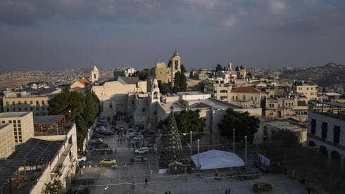 Un árbol de Navidad decora la Plaza del Pesebre, junto a la Iglesia de la Natividad, tradicionalmente considerada por los cristianos como el lugar de nacimiento de Jesucristo, antes de Navidad, en la ciudad cisjordana de Belén, el lunes 5 de diciembre de 2022. (AP) Un árbol de Navidad decora la Plaza del Pesebre, junto a la Iglesia de la Natividad, tradicionalmente considerada por los cristianos como el lugar de nacimiento de Jesucristo, antes de Navidad, en la ciudad cisjordana de Belén, el lunes 5 de diciembre de 2022.