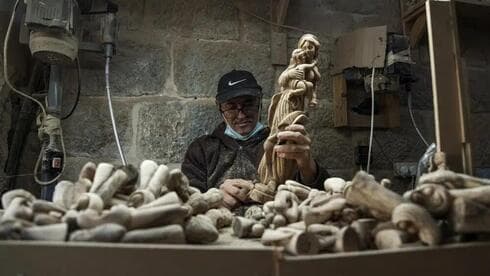 Un artesano palestino talla una estatuilla de la Virgen María y el niño Jesús, en la ciudad cisjordana de Belén, al comienzo de la temporada navideña, el sábado 3 de diciembre de 2022. (AP) Un artesano palestino talla una estatuilla de la Virgen María y el niño Jesús, en la ciudad cisjordana de Belén, al comienzo de la temporada navideña, el sábado 3 de diciembre de 2022.