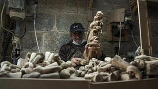 Un artesano palestino talla una estatuilla de la Virgen María y el niño Jesús, en la ciudad cisjordana de Belén, al comienzo de la temporada navideña, el sábado 3 de diciembre de 2022.