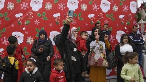Palestinos visitan la Plaza del Pesebre decorada antes de Navidad, fuera de la Iglesia de la Natividad, tradicionalmente considerada por los cristianos como el lugar de nacimiento de Jesucristo, en la ciudad cisjordana de Belén, el domingo 27 de noviembre de 2022. (AP) Palestinos visitan la Plaza del Pesebre decorada antes de Navidad, fuera de la Iglesia de la Natividad, tradicionalmente considerada por los cristianos como el lugar de nacimiento de Jesucristo, en la ciudad cisjordana de Belén, el domingo 27 de noviembre de 2022.