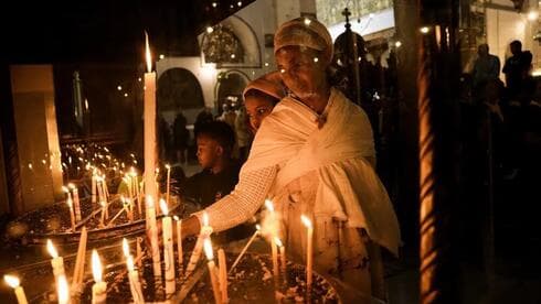 Una mujer etíope y su hijo visitan la Iglesia de la Natividad, tradicionalmente considerada el lugar de nacimiento de Jesucristo, en la ciudad cisjordana de Belén, el sábado 3 de diciembre de 2022. (AP) Una mujer etíope y su hijo visitan la Iglesia de la Natividad, tradicionalmente considerada el lugar de nacimiento de Jesucristo, en la ciudad cisjordana de Belén, el sábado 3 de diciembre de 2022.