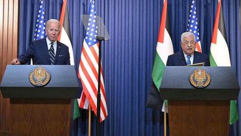El presidente estadounidense Joe Biden y Mahmoud Abbas