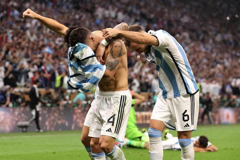 El número 4 Montiel anotó el penal decisivo para Argentina y así lo festejó. (Getty Images) El número 4 Montiel anotó el penal decisivo para Argentina y así lo festejó.