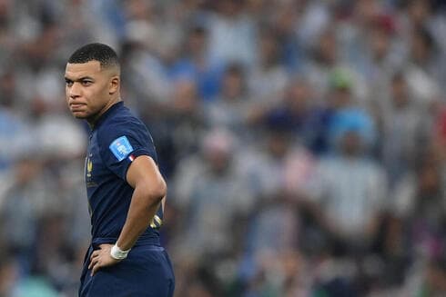 El genio de Mbappé y sus 3 goles y penales no alcanzaron. Desolación para el mejor jugador de Francia y goleador del Mundial. (AFP) El genio de Mbappé y sus 3 goles y penales no alcanzaron. Desolación para el mejor jugador de Francia y goleador del Mundial.