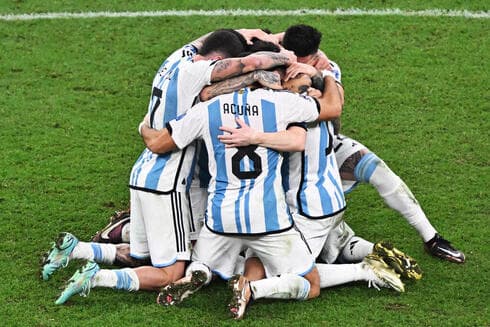 La selección argentina es campeona del mundo por tercera vez en su historia. Festejo de los jugadores tras la tanda de penales. (EPA) La selección argentina es campeona del mundo por tercera vez en su historia. Festejo de los jugadores tras la tanda de penales.