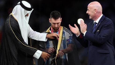 El emir de Catar coloca la abaya a Messi durante la entrega de premios junto a Gianni Infantino. (EPA) El emir de Catar coloca la abaya a Messi durante la entrega de premios junto a Gianni Infantino.
