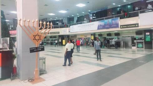 Una menorá colocada en la sala principal del Aeropuerto Internacional Murtala Muhammed en Lagos, Nigeria. (Ynet) Una menorá colocada en la sala principal del Aeropuerto Internacional Murtala Muhammed en Lagos, Nigeria.