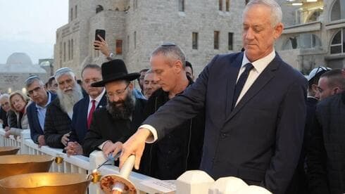 Gantz enciende las velas de Janucá en un evento en Jerusalem. 