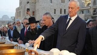 Gantz enciende las velas de Janucá en un evento en Jerusalem. 