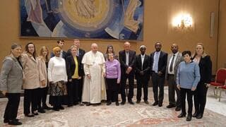 Familiares de los cautivos en Gaza con el papa Francisco en el Vaticano. 