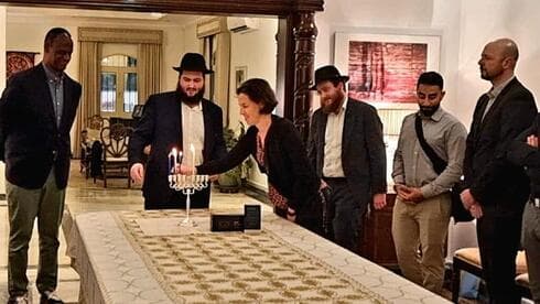 El personal del Ministerio de Relaciones Exteriores de Qatar encendió una vela en la tercera noche de Hanukkah en la Embajada de Estados Unidos en Doha. (Ynet) El personal del Ministerio de Relaciones Exteriores de Qatar encendió una vela en la tercera noche de Hanukkah en la Embajada de Estados Unidos en Doha.