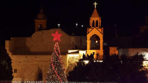 Árbol decorado en Belén. 