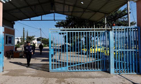 Un oficial palestino en el lado de Gaza del paso fronterizo con Israel.