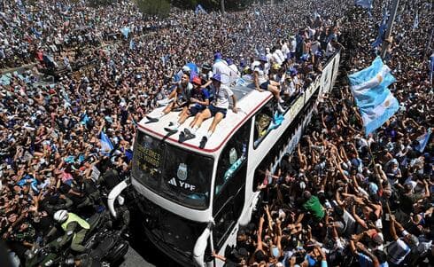 Imágenes de los imponentes festejos en Buenos Aires, Argentina, con los jugadores sobre un bus descapotable saludando a millones de personas que salieron a las calles. (Ynet) Imagenes de Leonel Messi en medios hebreos.