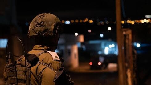 Archivo. Un oficial de las FDI durante una redada en Cisjordania para detener a sospechosos de terrorismo. (FDI) Un oficial de las FDI durante una redada en Cisjordania para detener a sospechosos de terrorismo.