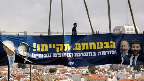 Un grupo de derechas cuelga una pancarta en apoyo del nuevo gobierno de Netanyahu. (Reuters) Un grupo de derechas cuelga una pancarta en apoyo del nuevo gobierno de Netanyahu.