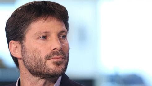 Bezalel Smotrich durante una entrevista en los estudios de Ynet