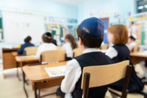 Jóvenes ultraortodoxos estudian la Torá.