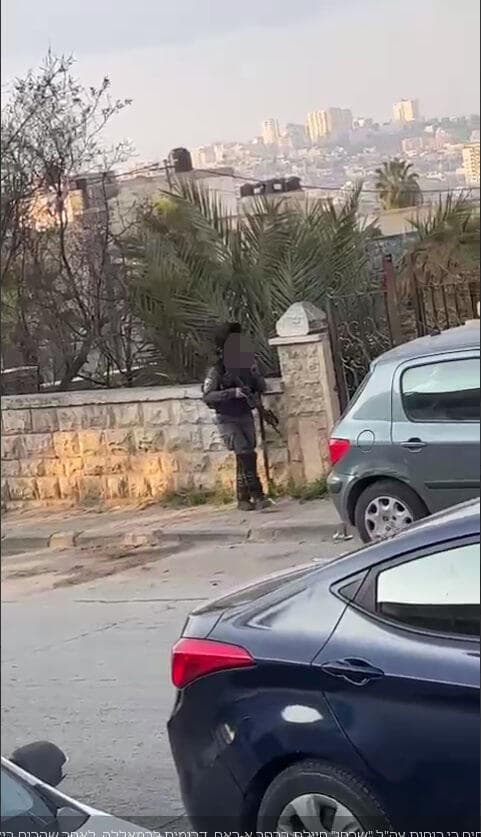 Una mujer soldado "abandonada" en una ciudad palestina. 