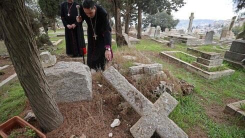 Lápidas profanadas en el cementerio cristiano de Jerusalem. 