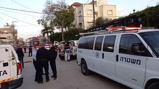 La policía trabaja en uno de los lugares donde ocurrió un asesinato. 