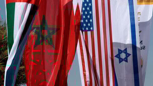 Banderas de los EAU, Marruecos, EE.UU. e Israel. 