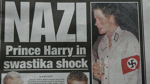 El príncipe Harry vestido con uniforme nazi, casi dos décadas atrás. 