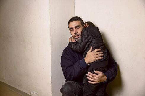 "No hay una bala perdida, sólo una bala asesina". Muhammad Abu-Mu'ammar y su hijo . (Tal Shahar) "No hay una bala perdida, sólo una bala asesina". Muhammad Abu-Mu'ammar y su hijo .