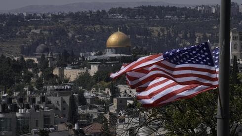 Con el santuario de la Cúpula de la Roca al fondo, las banderas estadounidenses ondean antes de la visita del presidente Joe Biden. (AP) Con el santuario de la Cúpula de la Roca al fondo, las banderas estadounidenses ondean antes de la visita del presidente Joe Biden.