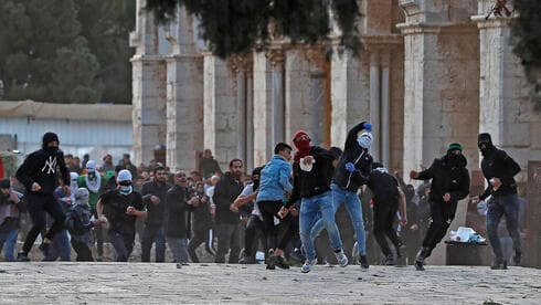 En abril pasado, los palestinos se enfrentaron con la policía israelí en el Monte del Templo. (AFP) En abril pasado, los palestinos se enfrentaron con la policía israelí en el Monte del Templo.