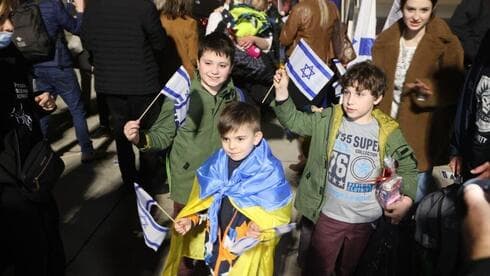 Nuevos inmigrantes de Ucrania llegan a Israel. 