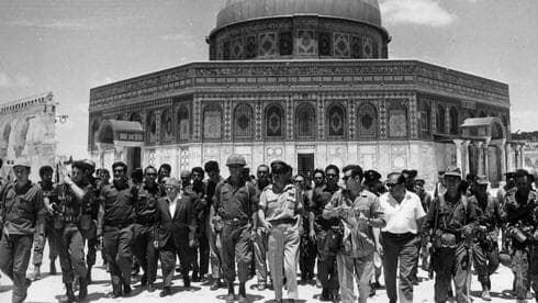 El entonces primer ministro David Ben Gurion y los altos mandos militares en el Monte del Templo inmediatamente después de la Guerra de los Seis Días. (Getty Images) El entonces primer ministro David Ben Gurion y los altos mandos militares en el Monte del Templo inmediatamente después de la Guerra de los Seis Días.