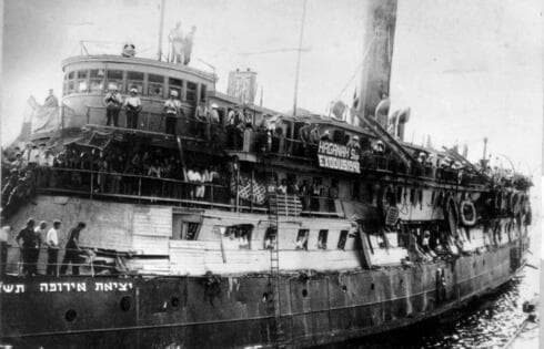 El SS Exodus transportaba inmigrantes judíos de Europa a la Tierra de Israel, 1947.  