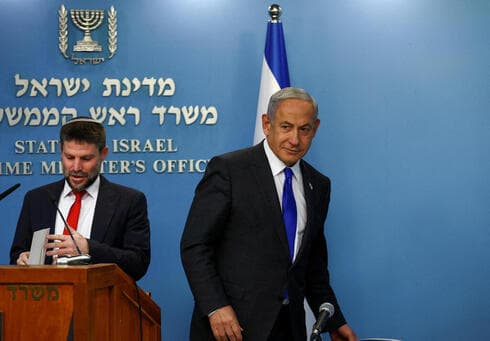 El primer ministro Benjamin Netanyahu y el ministro de Economía Bezalel Smotrich ofrecen una conferencia de prensa para presentar su plan para hacer frente a los aumentos de precios en Israel desde la oficina del primer ministro en Jerusalem, el 11 de enero de 2023. (Reuters) El primer ministro Benjamin Netanyahu y el ministro de Finanzas Bezalel Smotrich ofrecen una conferencia de prensa para presentar su plan para hacer frente a los aumentos de precios en Israel desde la oficina del primer ministro en Jerusalén, el 11 de enero de 2023.