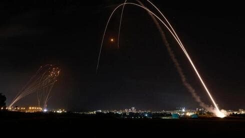El sistema de defensa antimisiles Cúpula de Hierro intercepta los disparos de cohetes de Gaza en mayo de 2021. (AFP) El sistema de defensa antimisiles Cúpula de Hierro intercepta los disparos de cohetes de Gaza en mayo de 2021.