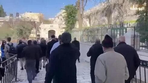 El embajador jordano encabezó una comitiva a la que se le negó el ingreso a la mezquita. (Ynet) El embajador jordano encabezó una comitiva a la que se le negó el ingreso a la mezquita.