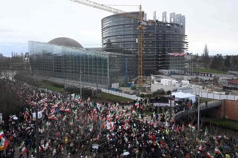 Protesta el lunes de iraníes exiliados frente al Parlamento Europeo para que se condene al régimen. 