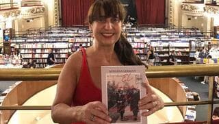 Adriana Lerman, feliz con su primera novela, en El Ateneo. 