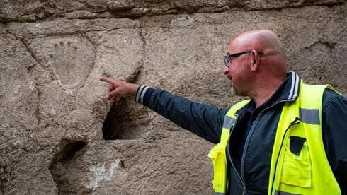 Una misteriosa huella de mano de 1.000 años de antigüedad. (Autoridad de Antigüedades de Israel) Una misteriosa huella de mano de 1.000 años de antigüedad.