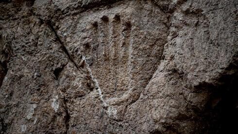 Una misteriosa huella de mano de 1.000 años de antigüedad. (Autoridad de Antigüedades de Israel) Una misteriosa huella de mano de 1.000 años de antigüedad.