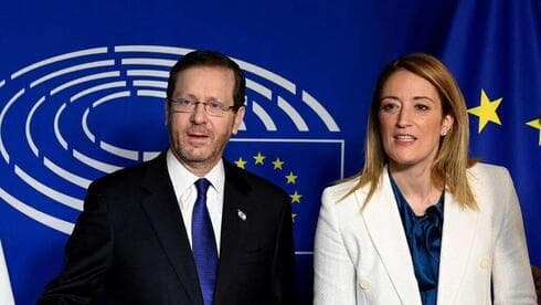 Herzog junto a Roberta Metsola, presidenta del Parlamento de la Unión Europea. 