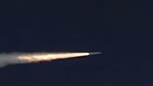 Un misil hipersónico en el aire. Sólo Rusia y China lo tienen. 