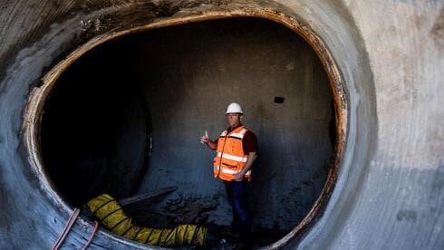 Un hombre gesticula mientras se realizan trabajos de construcción para conectar la ciudad de Beit Shean al proyecto nacional de transporte de agua, como parte de una iniciativa de Mekorot, la compañía nacional de agua de Israel.