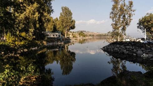 Una bahía en el Mar de Galilea se puede ver en el norte de Israel, 23 de enero 2023. 