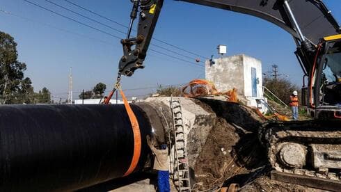 Trabajadores realizan obras de construcción para conectar la ciudad de Beit Shean al proyecto nacional de transporte de agua, como parte de una iniciativa de Mekorot, la compañía nacional de agua de Israel.