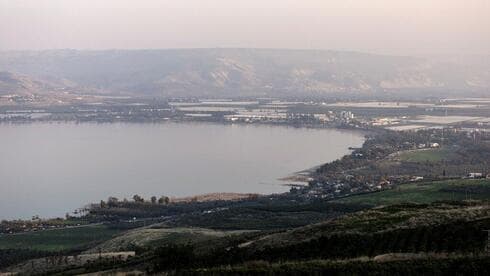 Una vista general muestra el Mar de Galilea con Jordania al fondo, en el norte de Israel, el 23 de enero de 2023.