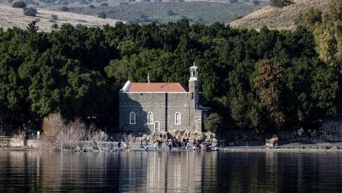 Una vista general muestra una iglesia en la costa del Mar de Galilea, en el norte de Israel, 23 de enero de 2023.