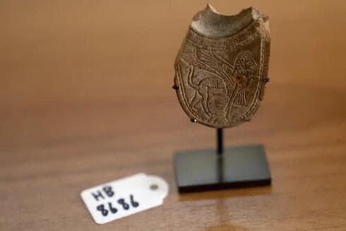Cuchara de incienso de marfil de 2.700 años de antigüedad. 