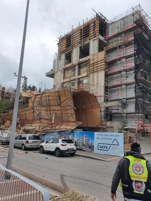 Se derrumba un andamio en una obra en Ashdod debido a los fuertes vientos.