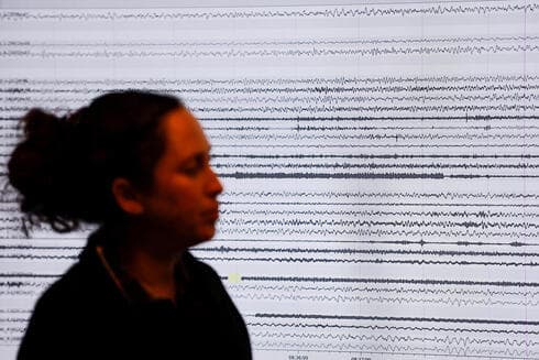 Las ondas sísmicas se ven en una pantalla durante una demostración de un nuevo sistema de alerta temprana de terremotos en Israel. (Reuters) Las ondas sísmicas se ven en una pantalla durante una demostración de un nuevo sistema de alerta temprana de terremotos que activa las sirenas si una red nacional de 120 estaciones de vigilancia sísmica detecta un fuerte terremoto, en el Servicio Geológico de Israel en Jerusalem.